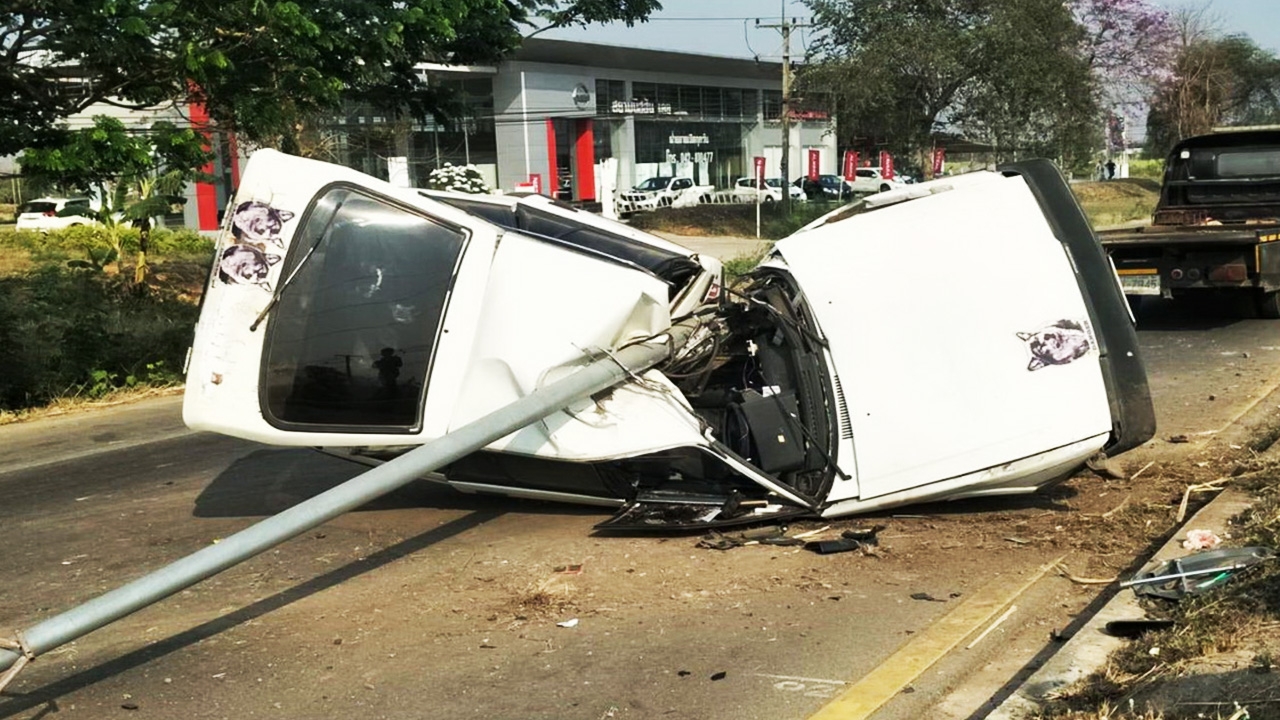 หนุ่มวังสะพุงซิ่งเก๋งชนเสาไฟฟ้า รถเกือบขาด 2 ท่อน คนขับรอดปาฏิหาริย์