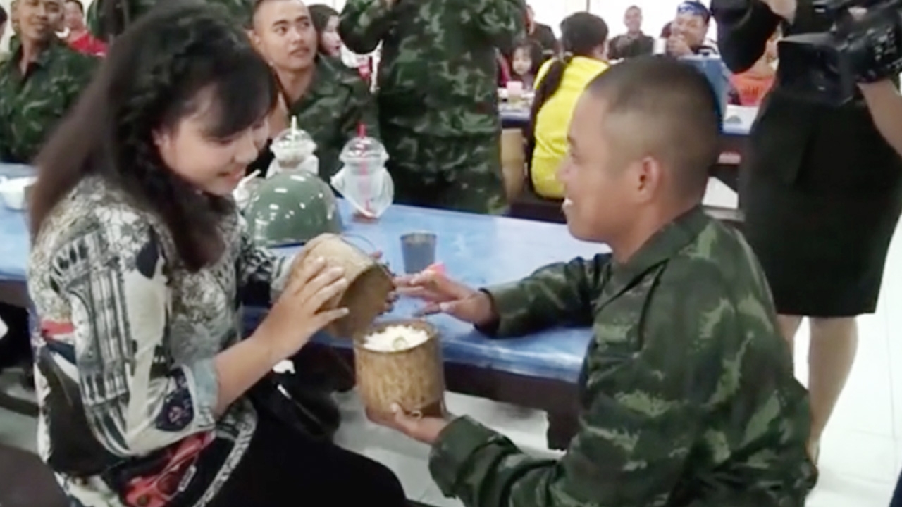 "ทหารใหม่" ใช้โอกาสวันพบญาติ ขอแฟนสาวแต่งงาน ต้อนรับ "วันวาเลนไทน์"
