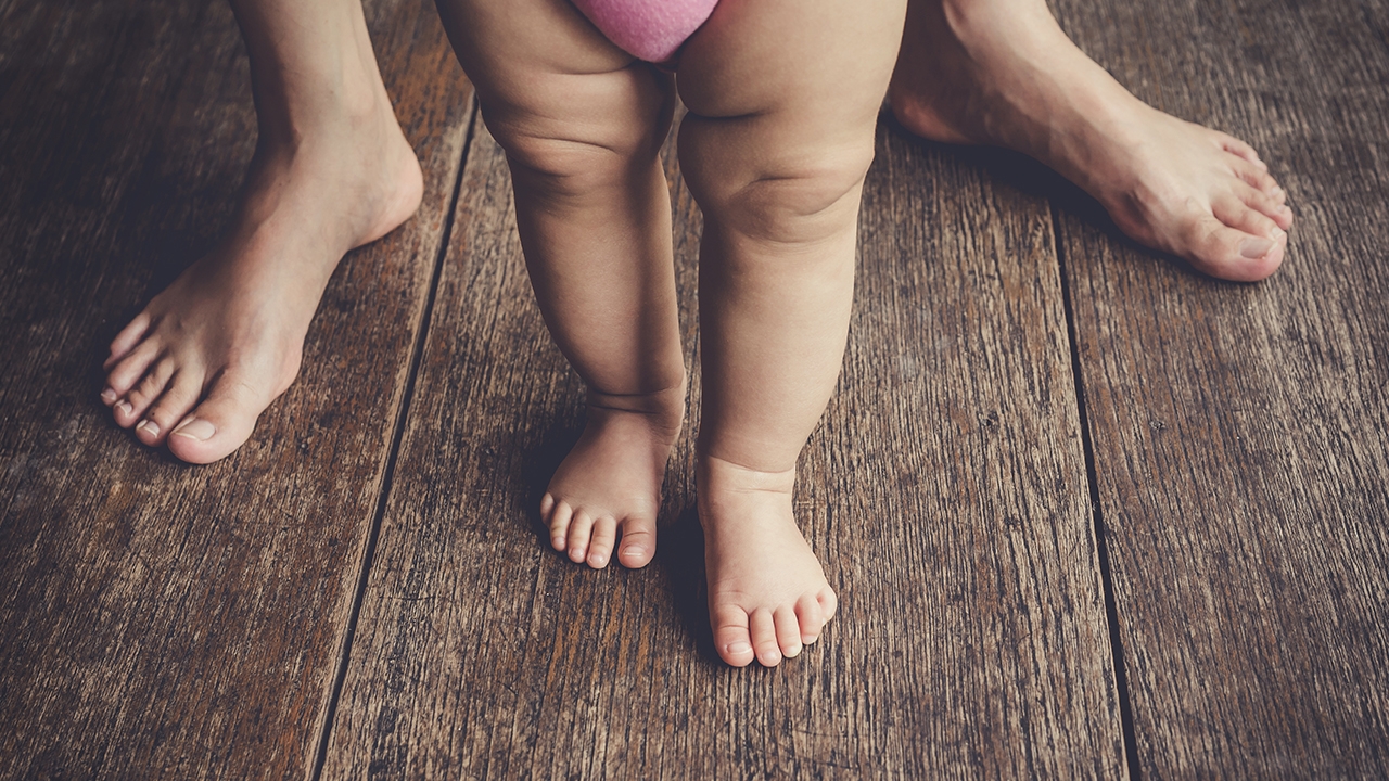 พบน้าชายอายุ 14 ตบตีหลานวัยเพียง 2 ขวบ ถ่ายคลิปขู่แม่เด็กให้มารับ