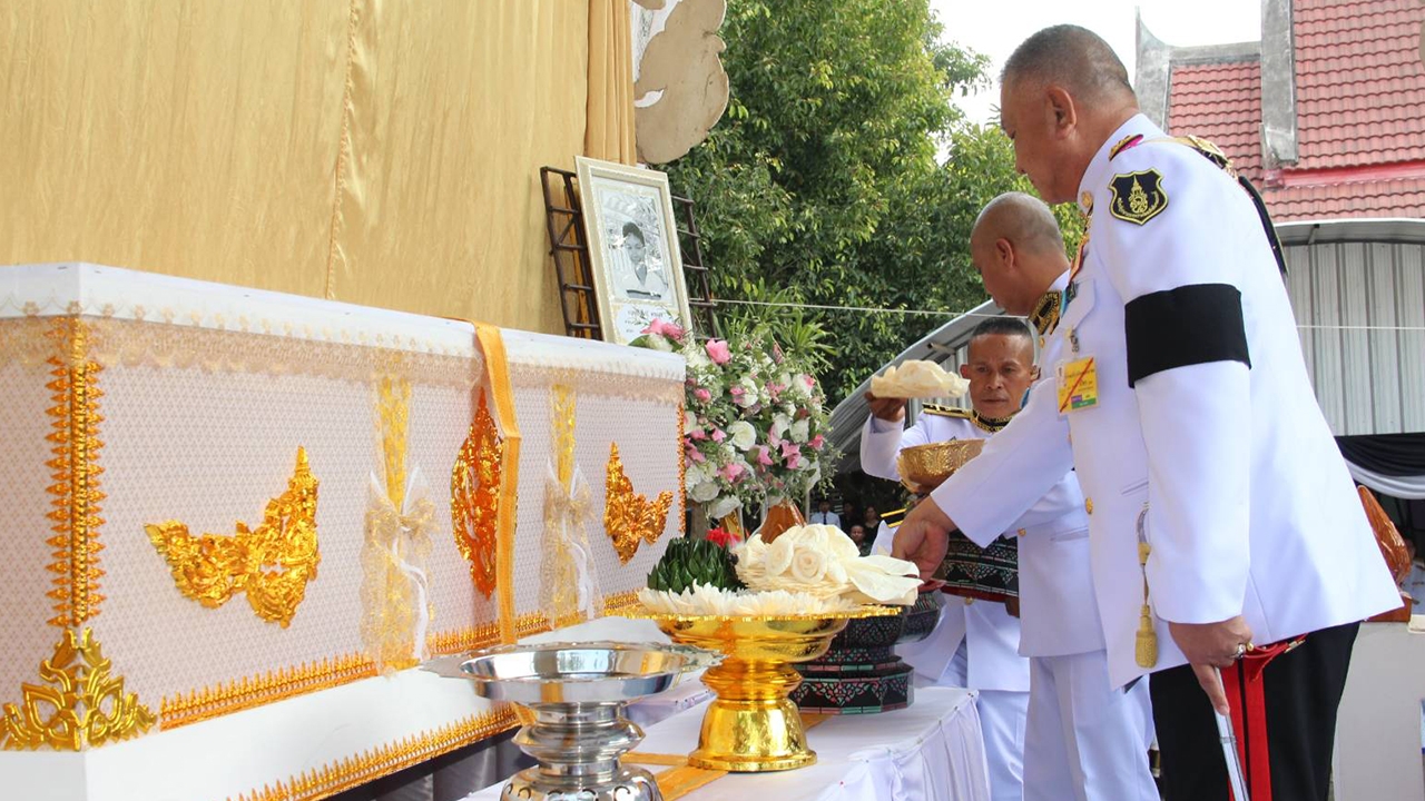 ในหลวงโปรดเกล้าฯ พระราชทานเพลิงศพ "น้องเดียร์" ฮีโร่ห้องเย็นกราดยิงโคราช