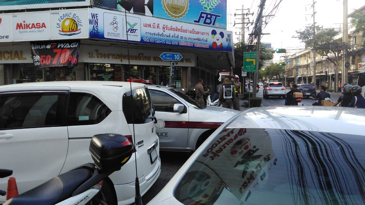 เปิดภาพตำรวจปิดล้อมพื้นที่ หลังชายคลั่งสาดกระสุนกลางกรุง