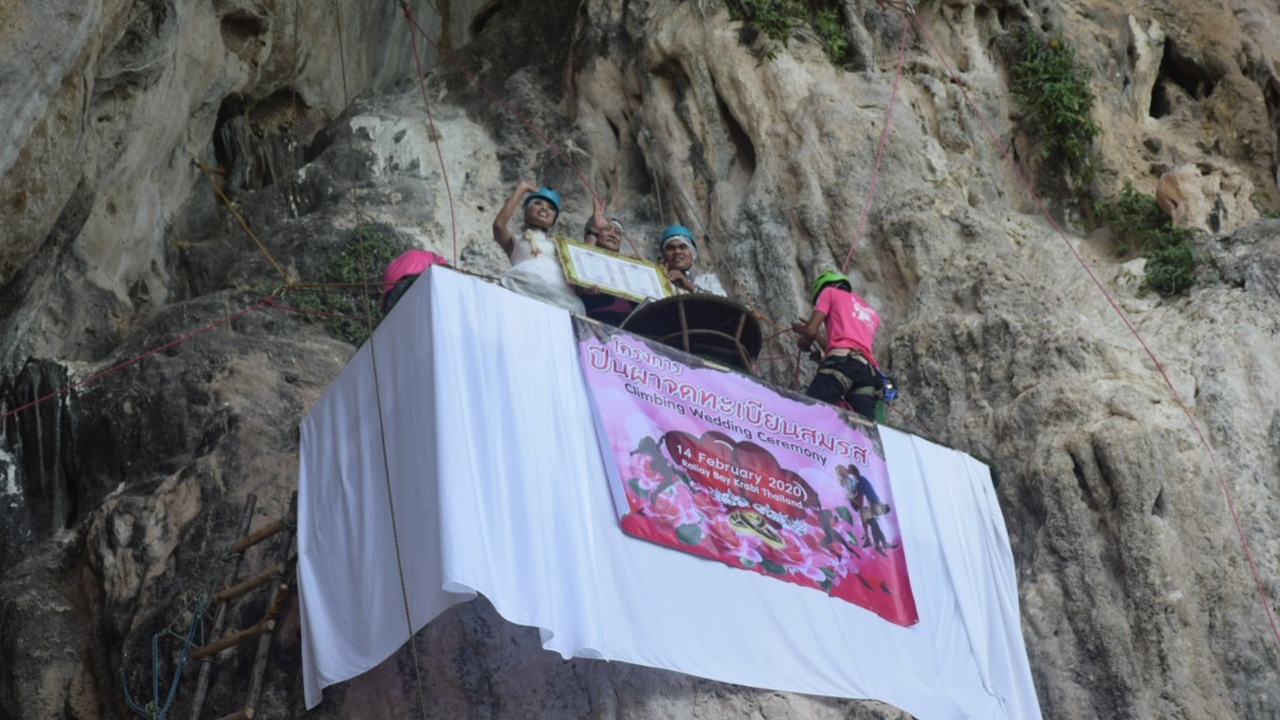 รักมั่นคงดุจหินผา 11 คู่รักร่วมปีนผาจดทะเบียนในวาเลนไทน์ที่อ่าวไร่เลย์