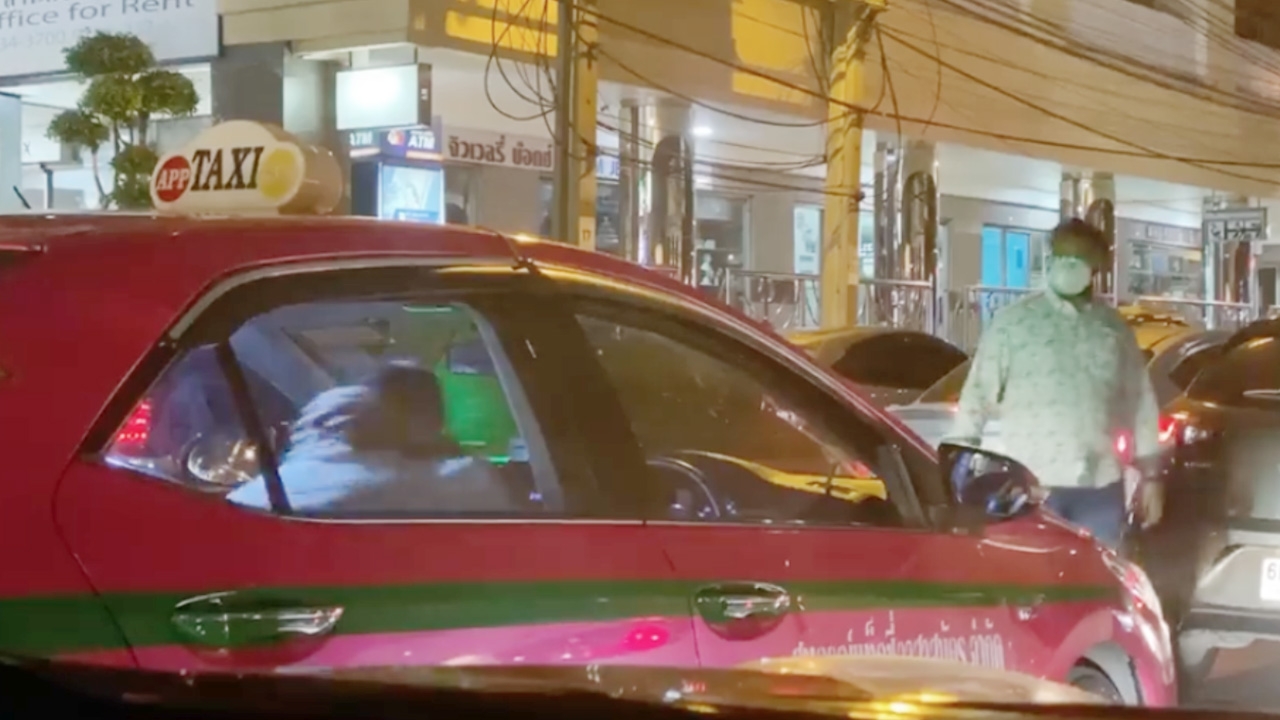 ทุกที่คือฟิตเนส รถติดนานไม่ใช่ปัญหา แท็กซี่ปรับเบาะ Sit-up ฆ่าเวลา (คลิป)