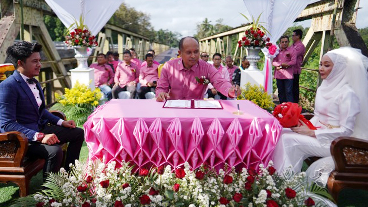 คู่รักคนยะลา ร่วมพิธีจดทะเบียนในวันวาเลนไทน์ ที่แลนด์มาร์กสะพานยีลาปัน
