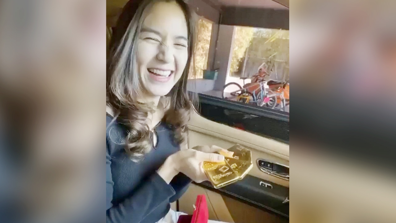 พลอย ชิดจันทร์ ได้ทองแท่ง 4 กก.จากสามี ในวันวาเลนไทน์ (คลิป)