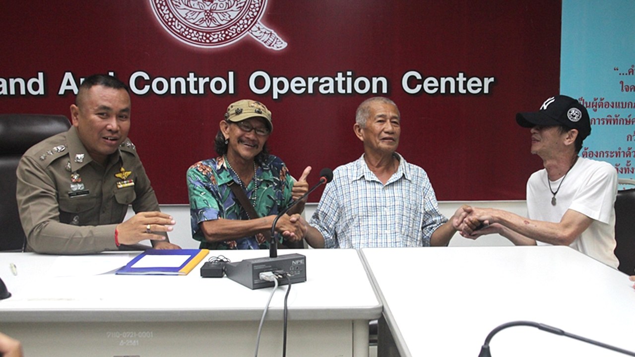 2 พี่น้อง รุมทำร้ายลุงพิการ ขอโทษผ่านสื่อ ยอมจบดาม่า โดนปรับรวม 4 พัน