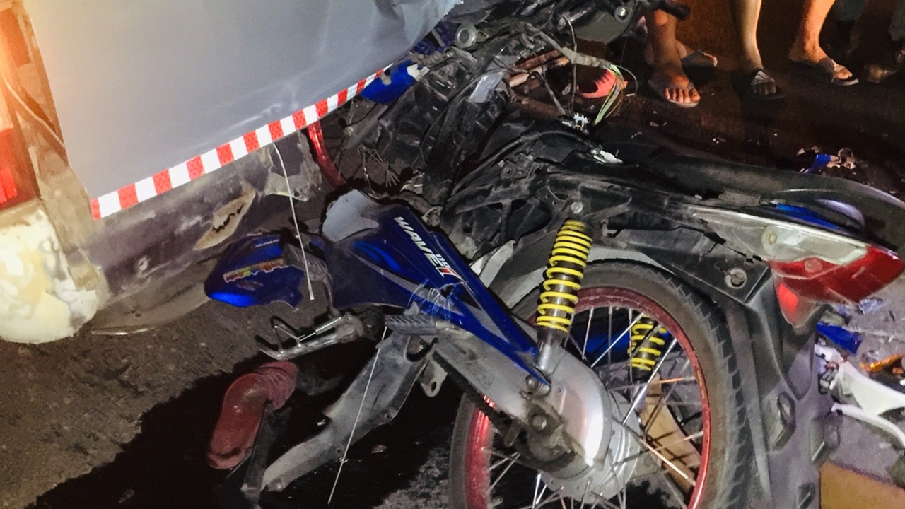 หนุ่มซิ่ง จยย.กลับจากหาสาว พุ่งชนท้ายกระบะจอดข้างทาง คอหักเสียชีวิต