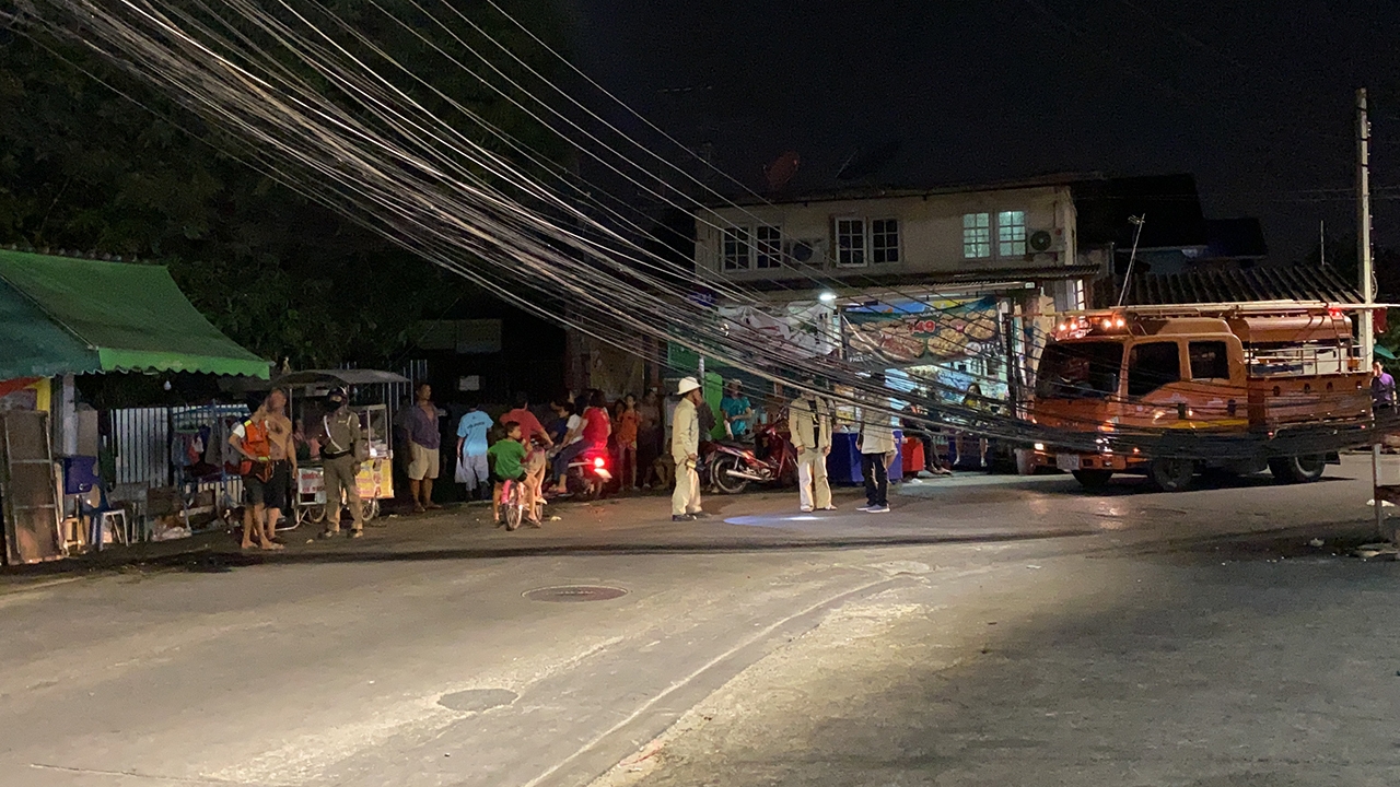 เสาไฟแรงสูง ล้มพาดถนน แม่ค้าถั่วต้มเข็นรถหนีตายหวิด คาดแบกน้ำหนักมาก