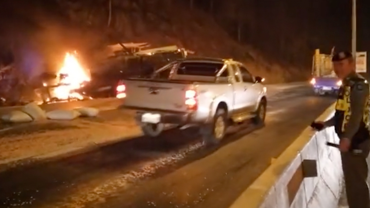 สิบล้อเบรกแตก วิ่งลงดอยรวก เสยท้ายพ่วงคว่ำ ไฟไหม้ท่วมคัน ทำรถติด 4 กม.