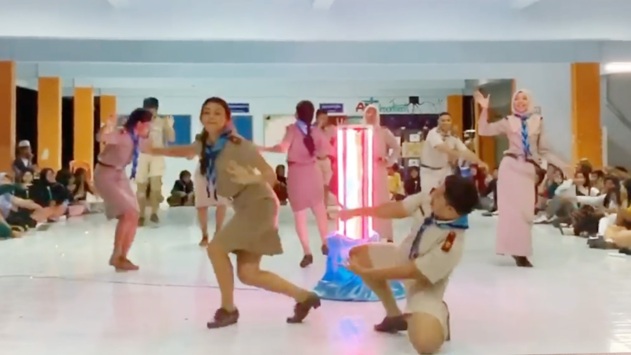 เวทีลุกเป็นไฟ ครูโชว์สเตปรอบกองไฟ เซอร์ไพรส์ลูกเสือ บอกนี่เต้นเบาแล้ว (คลิป)