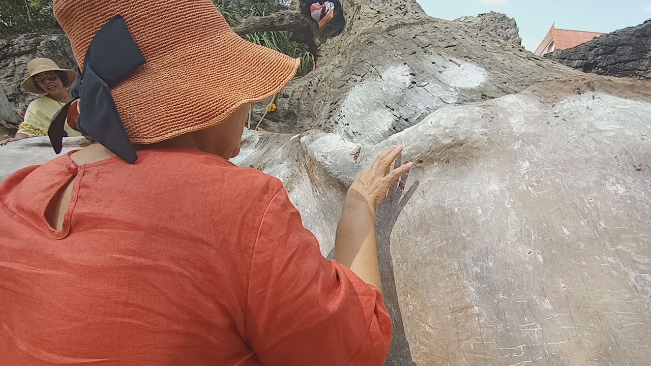 รักต้องรุ่ง โชคลาภต้องได้ คอหวยขอ "เลขเด็ด" เจ้าแม่ตะเคียนทองทิพย์
