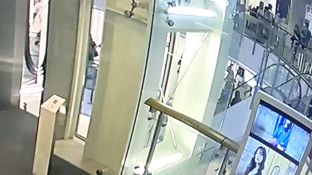 วงจรปิดจับภาพ เด็ก 12 คร่อมบันไดเลื่อน เอื้อมหยิบมือถือ ก่อนพลัดตกห้าง