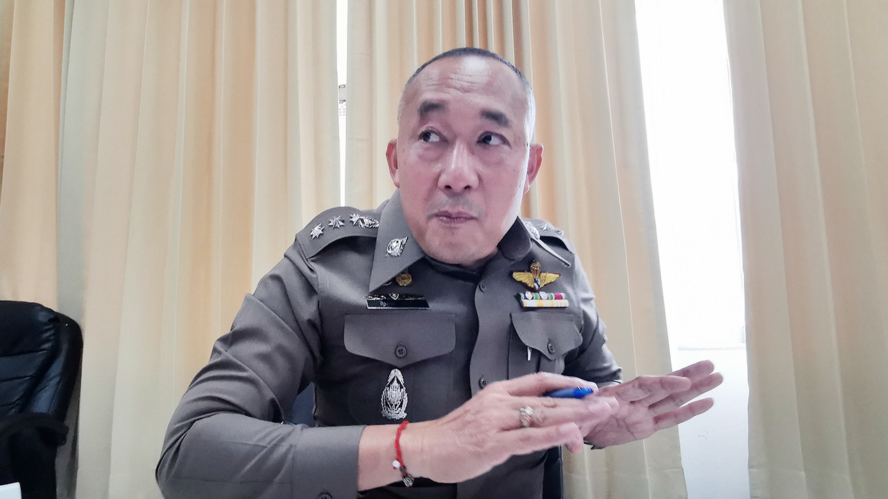 ผกก.บางบัวทอง ยันไม่มี ตร.โดดถีบ จยย. แต่รถชนทางเท้าก่อนศีรษะฟาดเสาดับ