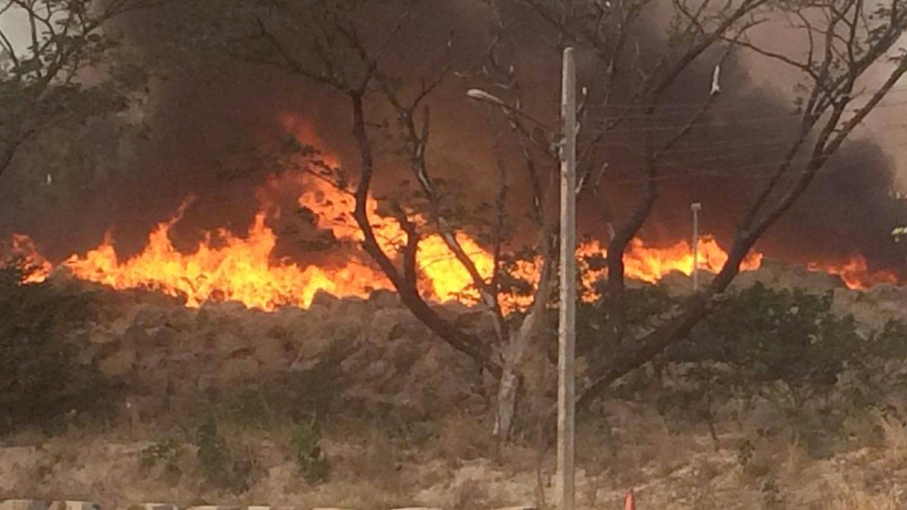 ไฟไหม้กองชานอ้อย ในโรงงานน้ำตาลที่กาฬสินธุ์ ขออภัยต่อชุมชน