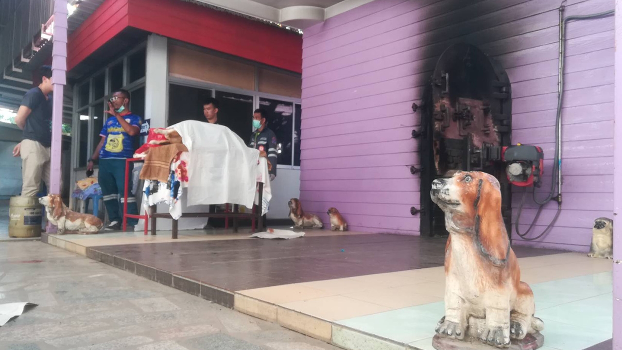 ญาติเจ้าของเต็นท์รถ ทำพิธีเผาน้องหมา 6 ตัว เผย เฮียตี๋-เมียรักสุนัขมาก