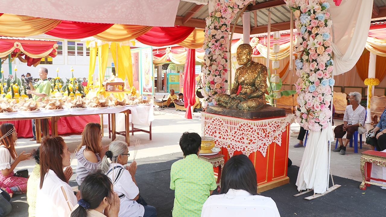 ชาวบ้านร่วมบวงสรวง "หลวงพ่อภู" ขอพรสำเร็จสมหวัง ไม่ลืมส่องเลขขันน้ำมนต์