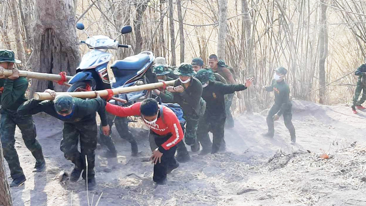 ทหารโชว์พลัง แบกจยย.ขึ้นภูกระดึง ใช้เป็นหน่วยเคลื่อนที่เร็ว ดับไฟป่า