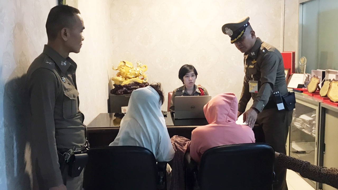 จับแล้ว “แม่สามี-ลูกสะใภ้” มือฉกกระเป๋ากลางห้างดัง ย่านรัชดา