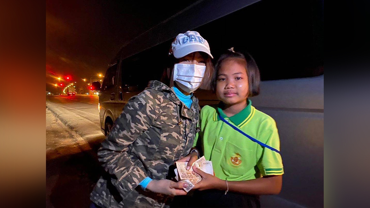 จินตหรา พูนลาภ เก็บกระเป๋าเงินคืนเจ้าของแถมให้เงินช่วย เด็กน้อยปล่อยโฮ