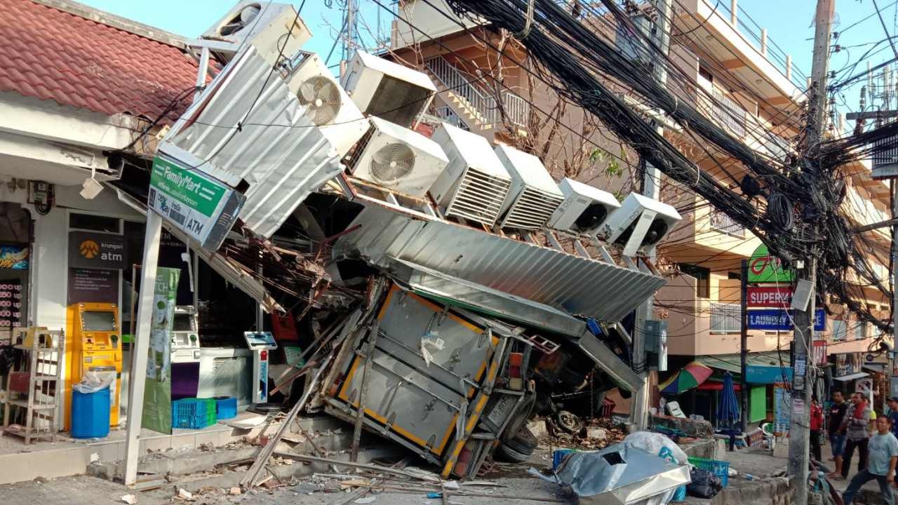 รถส่งน้ำแข็งเบรกแตก ชนร้าน "แฟมิลี่มาร์ท" ที่ภูเก็ตยับเยิน เจ็บ 3 