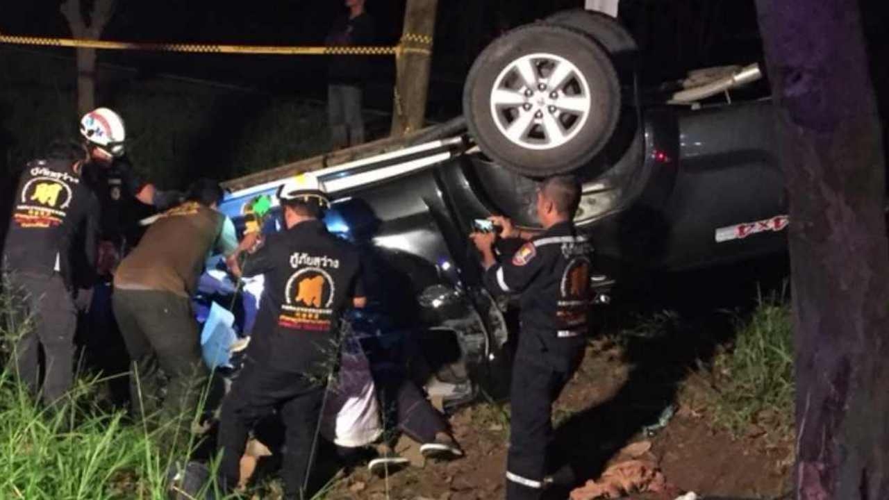 ปิกอัพนั่งมา 8 รีบไปงานศพญาติ ตกร่องถนนเพชรเกษม ตาย 1 บาดเจ็บ 7 