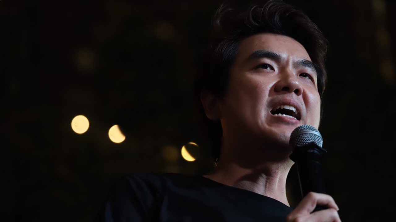 แฟน "อนาคตใหม่" รวมตัวหน้าตึกไทยซัมมิท ปิยบุตร นัด 23 ก.พ.อภิปรายนอกสภา