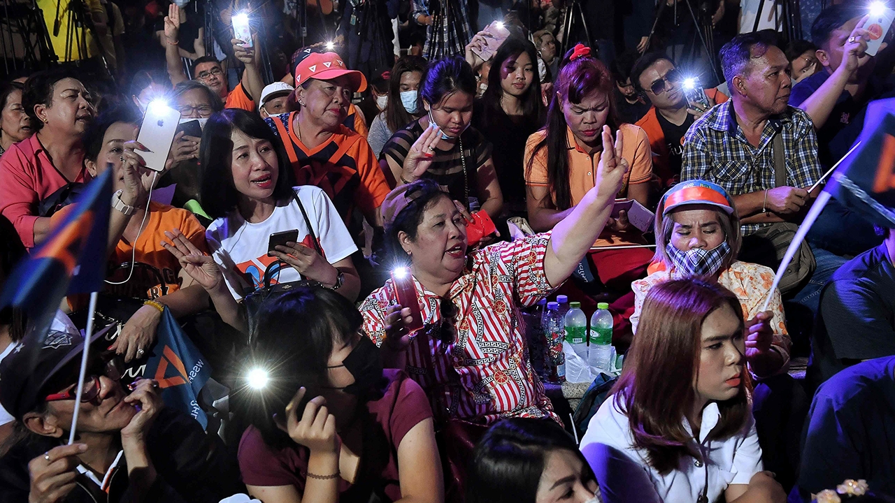 อนาคตใหม่ ปิดการปราศรัยหน้าตึกไทยซัมมิทแล้ว  นัด 23 ก.พ.อภิปรายนอกสภา