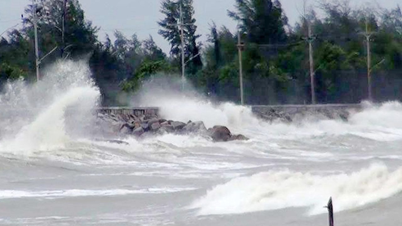 เตือน ภาคใต้ฝั่งตะวันออก อ่าวไทยคลื่นแรง ซัดฝั่งระวังอันตราย 