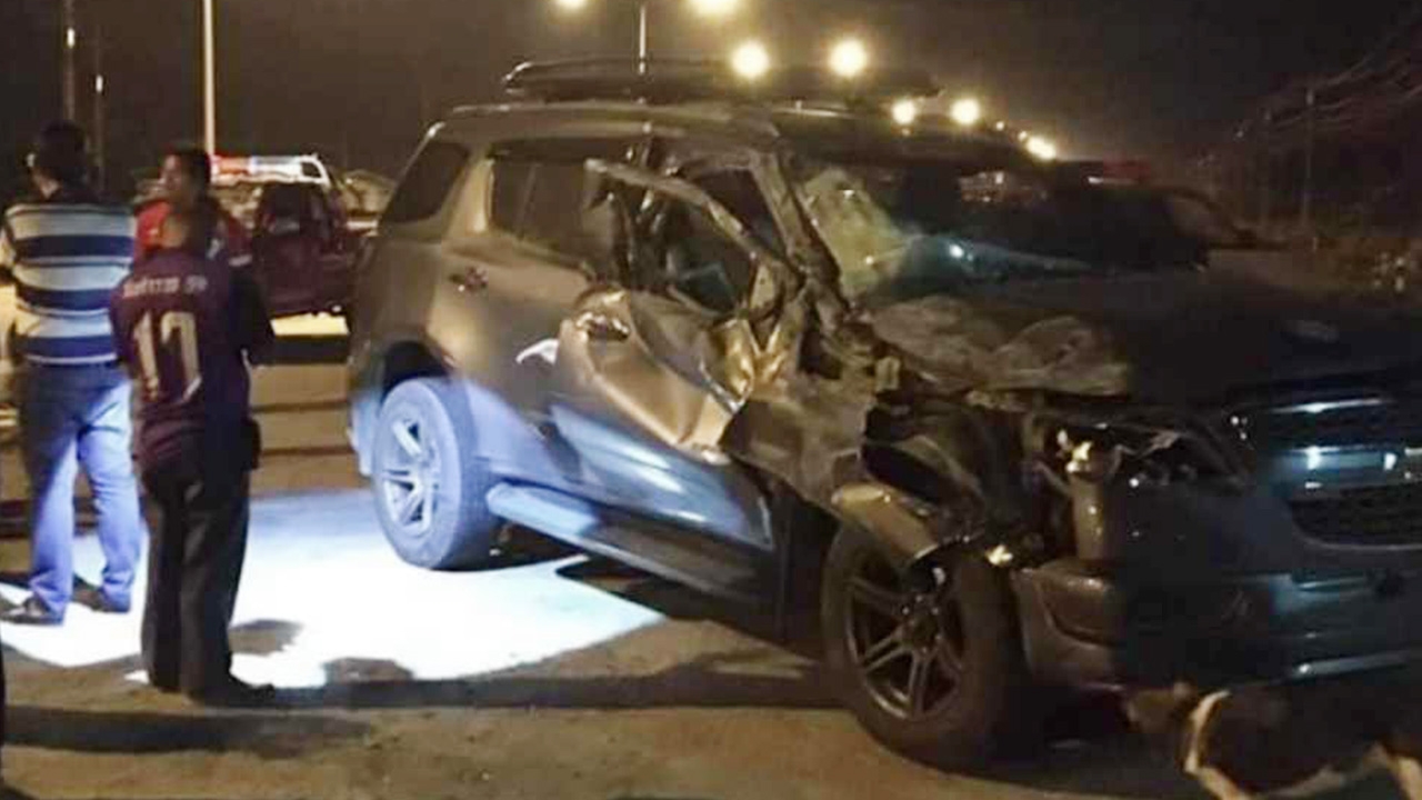 ช้างป่าโผล่จากความมืด หนุ่มขับรถเชฟฯชนขาลาก ยังหาตัวไม่เจอ  