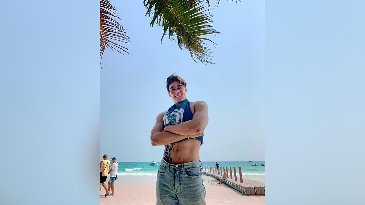 เขื่อน ภัทรดนัย เช็กอินเสม็ด อวดหุ่นล่ำริมทะเลมีหนังสือเล่มเดียวช่วยปกปิด