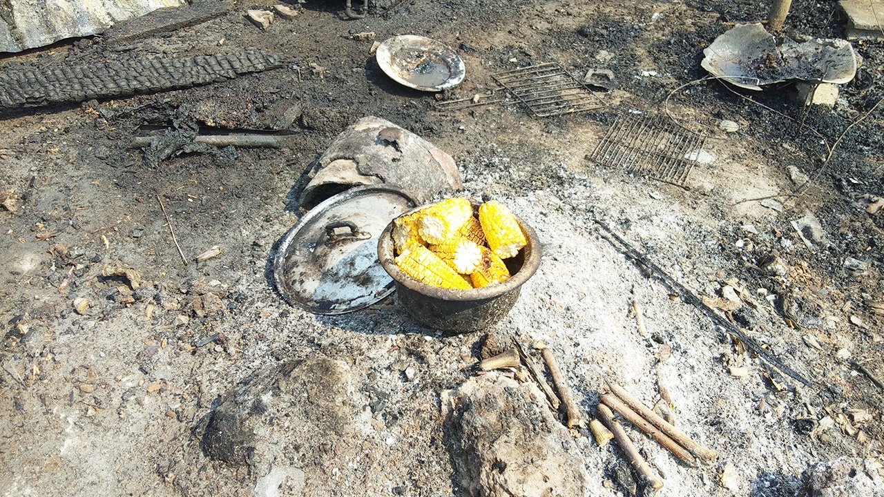 ลุงไม่สร่างเมา จุดไฟต้มข้าวโพด เผลอนอนหลับแป๊บเดียวบ้านวอดทั้งหลัง 