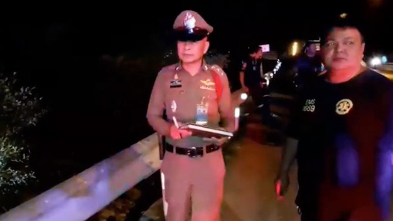 หนุ่มนั่งตกปลาริมสะพานกับเพื่อน ซดเหล้าเมาแอ๋โดดลงน้ำจมดับ