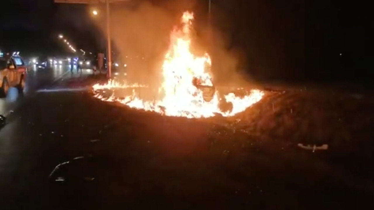 ตำรวจหลับในขับเก๋งตกถนนไฟลุกท่วม พลเมืองดีลากออกมาได้รอดหวุดหวิด