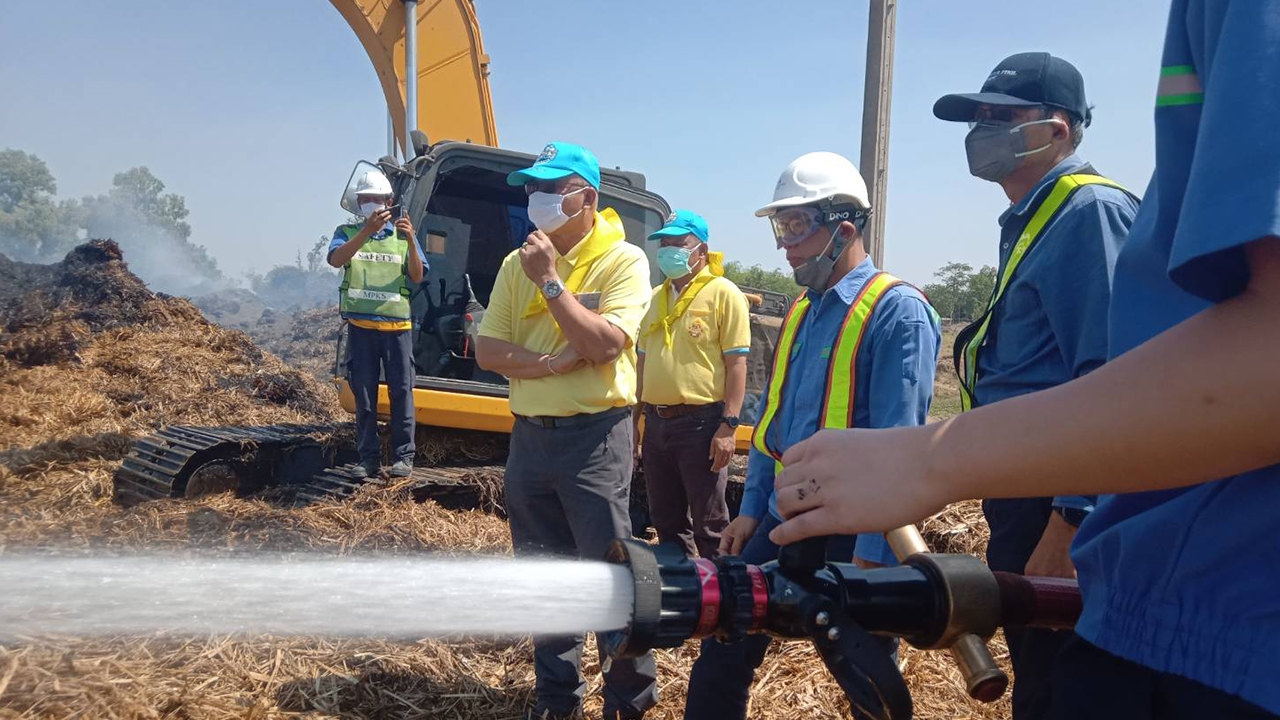 ไฟไหม้กองชานอ้อยที่กาฬสินธุ์เข้าวันที่ 3 ฉีดน้ำดับไปได้แล้ว 60%