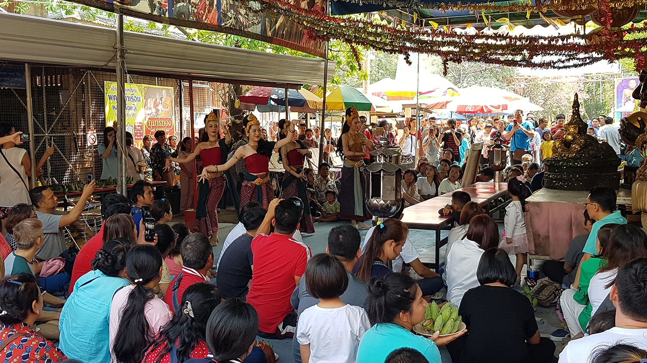 ชาวบ้านเข้าพิธีเปิดขุมทรัพย์รับโชค แน่นวัดสว่างฯ คนดวงดีกระซิบ "เลขเด็ด"