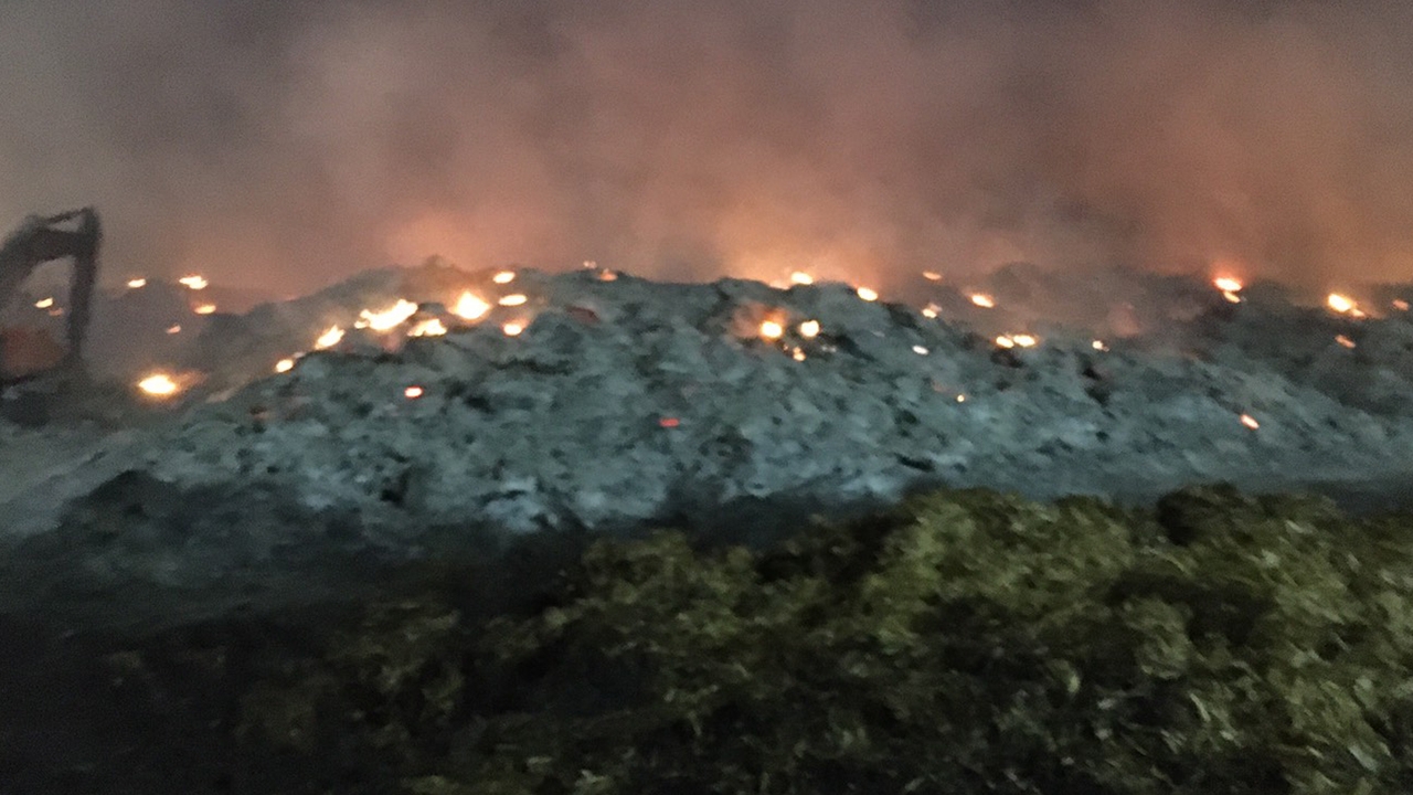 ยังดับไม่หมด จนท.เร่งฉีดน้ำสกัดเพลิงไหม้ชานอ้อยโรงงานน้ำตาลกาฬสินธุ์