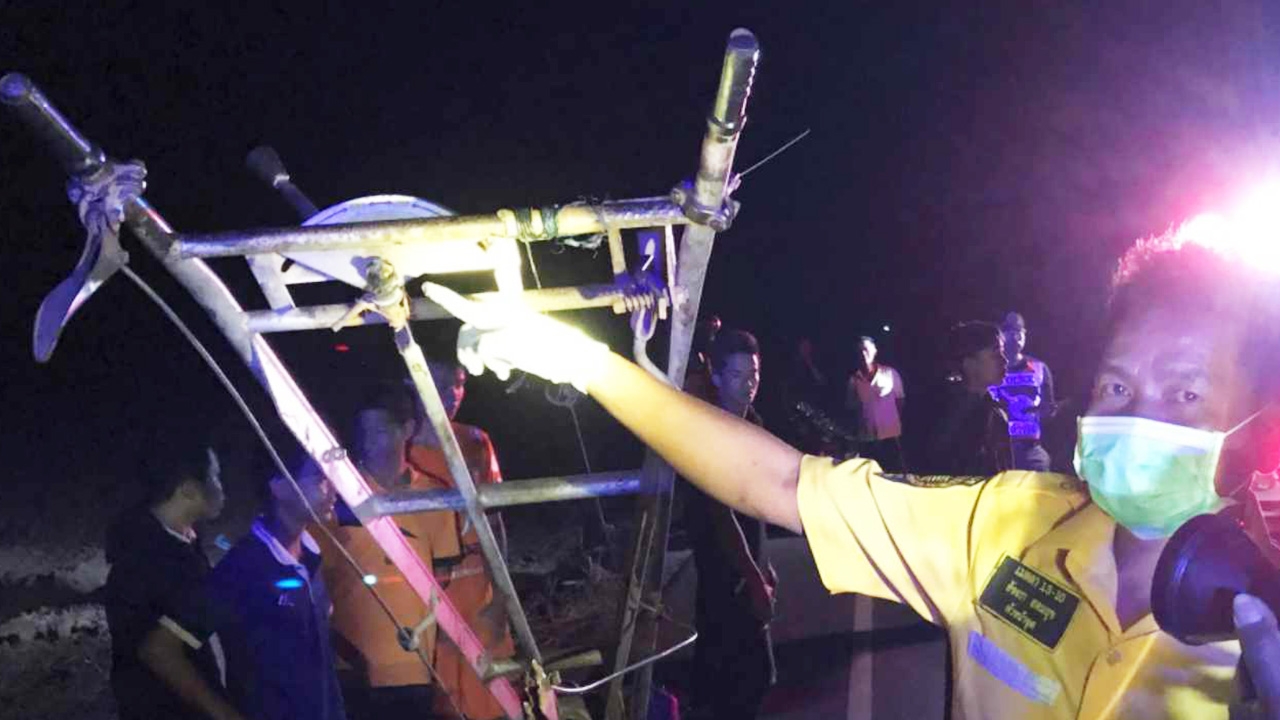 รถอีแต๊กซิ่งขึ้นถนนใหญ่ เหวี่ยงหางเลี้ยว จยย.พุ่งชนหนุ่ม 25 ดับคาที่ 