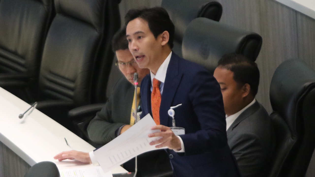 พิธา อัดนายกฯ บริหารศก.แย่ ถามเจ็บ ผ่านหลายปี ใครกันแน่มั่นคง-มั่งคั่ง