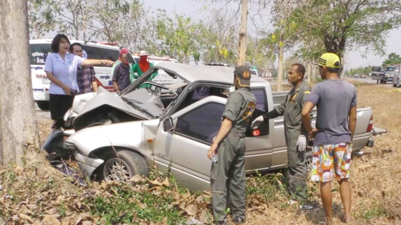 ชนต้นสักตายคู่ ผัวเมียเจ้าของร้าน "ก๋วยเตี๋ยวต้นยาง" เจ้าดังชัยนาท 