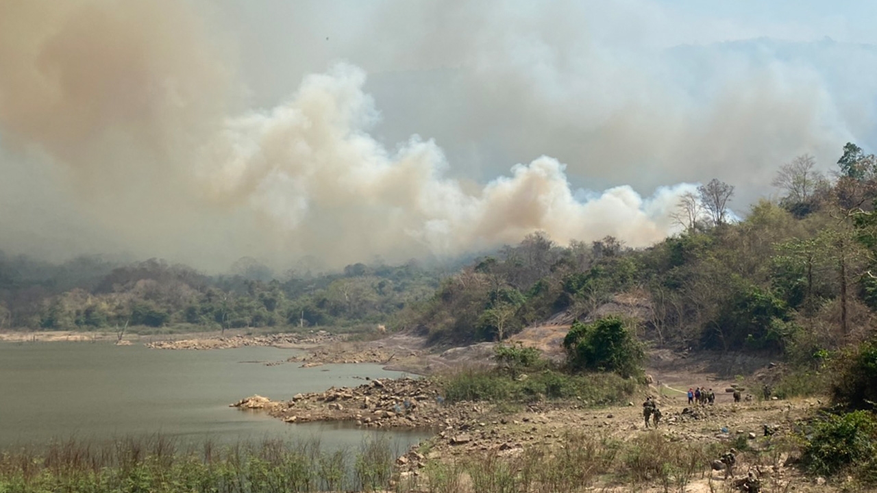 ไฟป่าเขาใหญ่ทวีความรุนแรง ขยายวงกว้างขึ้นกว่าพันไร่ การดับไฟยากลำบาก