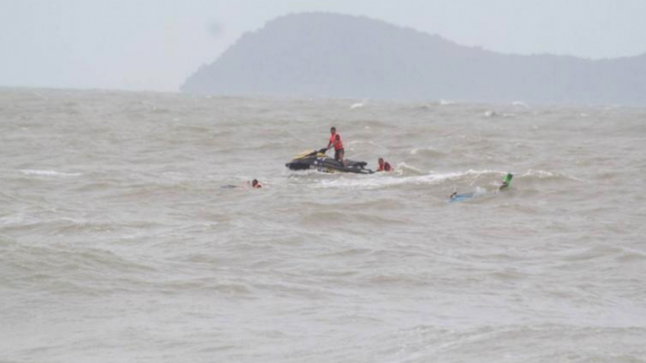 ทะเลคลื่นแรง เรือประมงเมืองคอนล่มอีกลำ ช่วยอีก 3 ชีวิตขึ้นฝั่งปลอดภัย