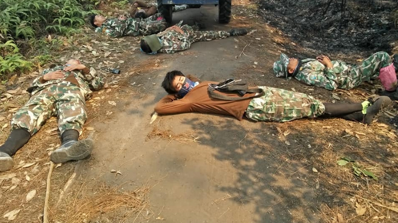 สายแข็งยังสลบ เปิดภาพเจ้าหน้าที่หลับกลางป่า หลังดับไฟภูกระดึง 2 วันติด