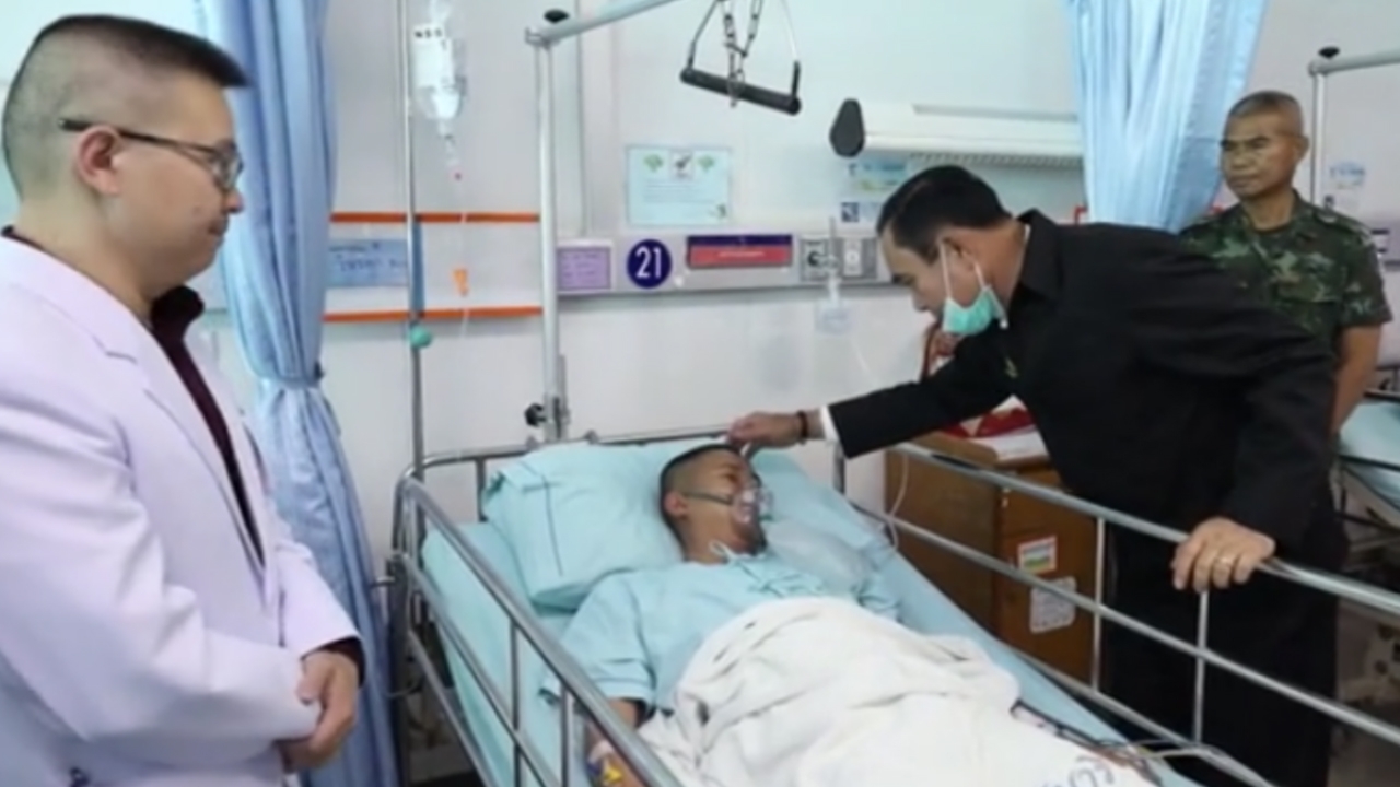 "บิ๊กตู่" มาอีกรอบ มอบเงินเยียวยาฝันร้ายโคราช เผย 23 คนยังนอน รพ. 