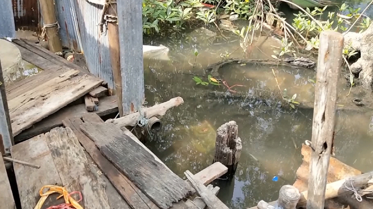 ลุงวัย 63 ลื่นพลัดตกน้ำหลังบ้าน โชคดีกู้ภัยฯ ช่วยปั๊มหัวใจได้ทัน