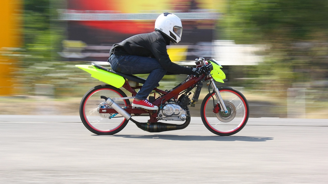 เด็กแว้นแข่งรถโชว์ชาวเน็ต ตร.ตามถึงบ้านรวบหมด กรรมการยันคนถ่ายคลิป