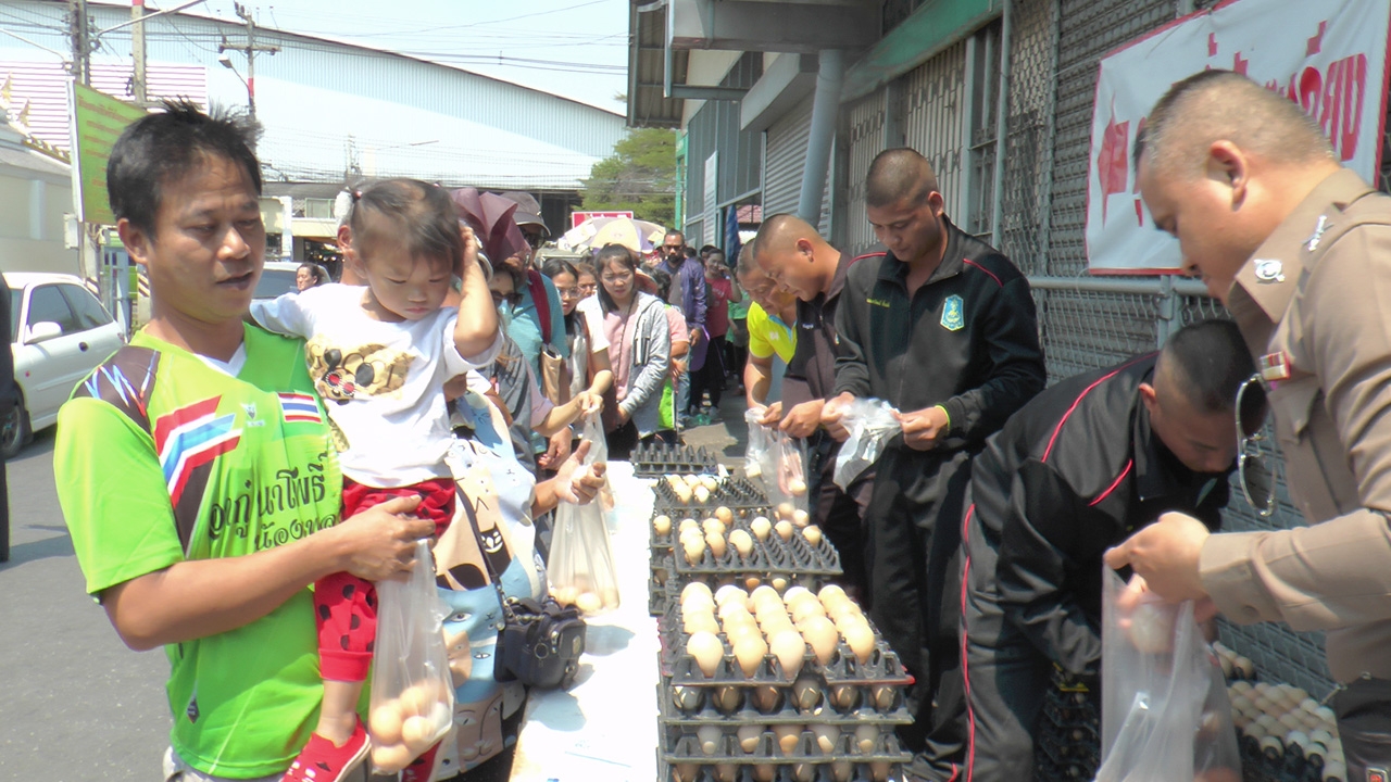 ชาวบ้านแห่รับ ไข่ไก่ต้มแก้บนวัดโสธรฯ 2 แสนฟองไปกินเพื่อความสิริมงคล