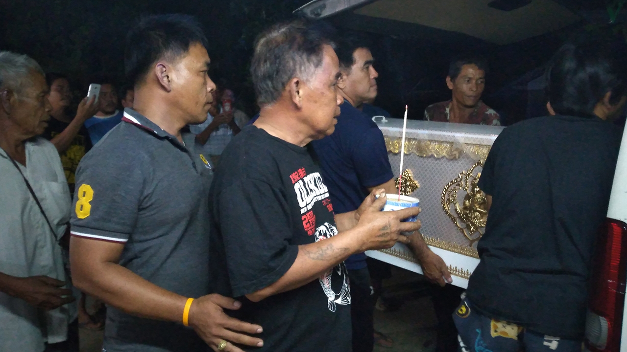 สุดเศร้ารับศพ "น้องต่าย" พ่อจุดธูปร่ำไห้ บอกลูกสาว "ถึงบ้านเราแล้ว"