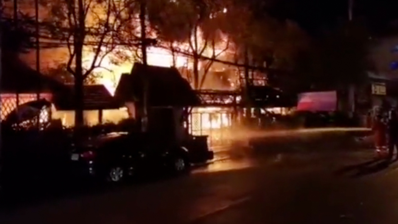 ไหม้ระทึก ร้านข้าวซอยดัง เพลิงโหมวอดทั้งหลัง เสียหาย 10 ล้านบาท