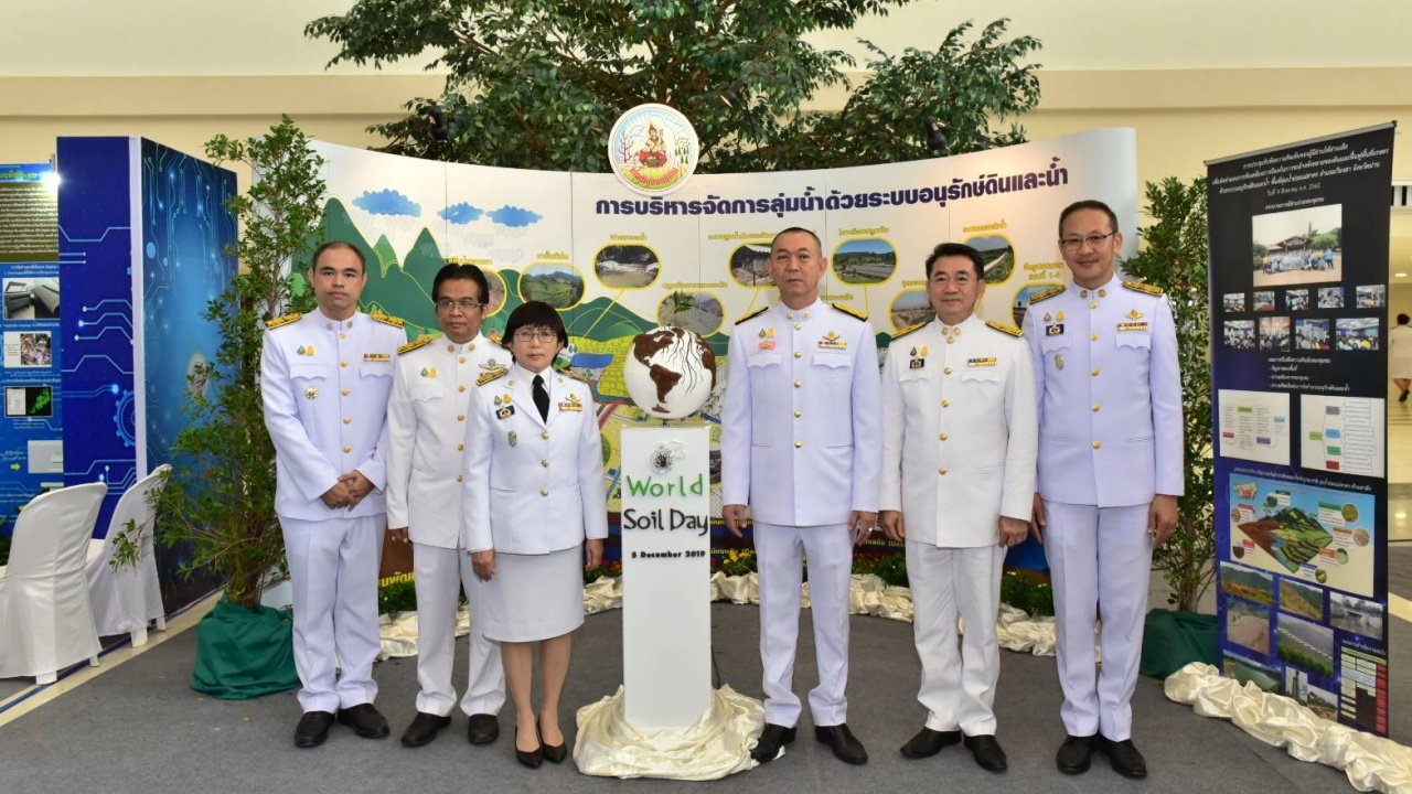 "เฉลิมชัย" นำ กระทรวงเกษตรฯ ถวายราชสักการะ ร.9 วันพระบิดาแห่งฝนหลวง