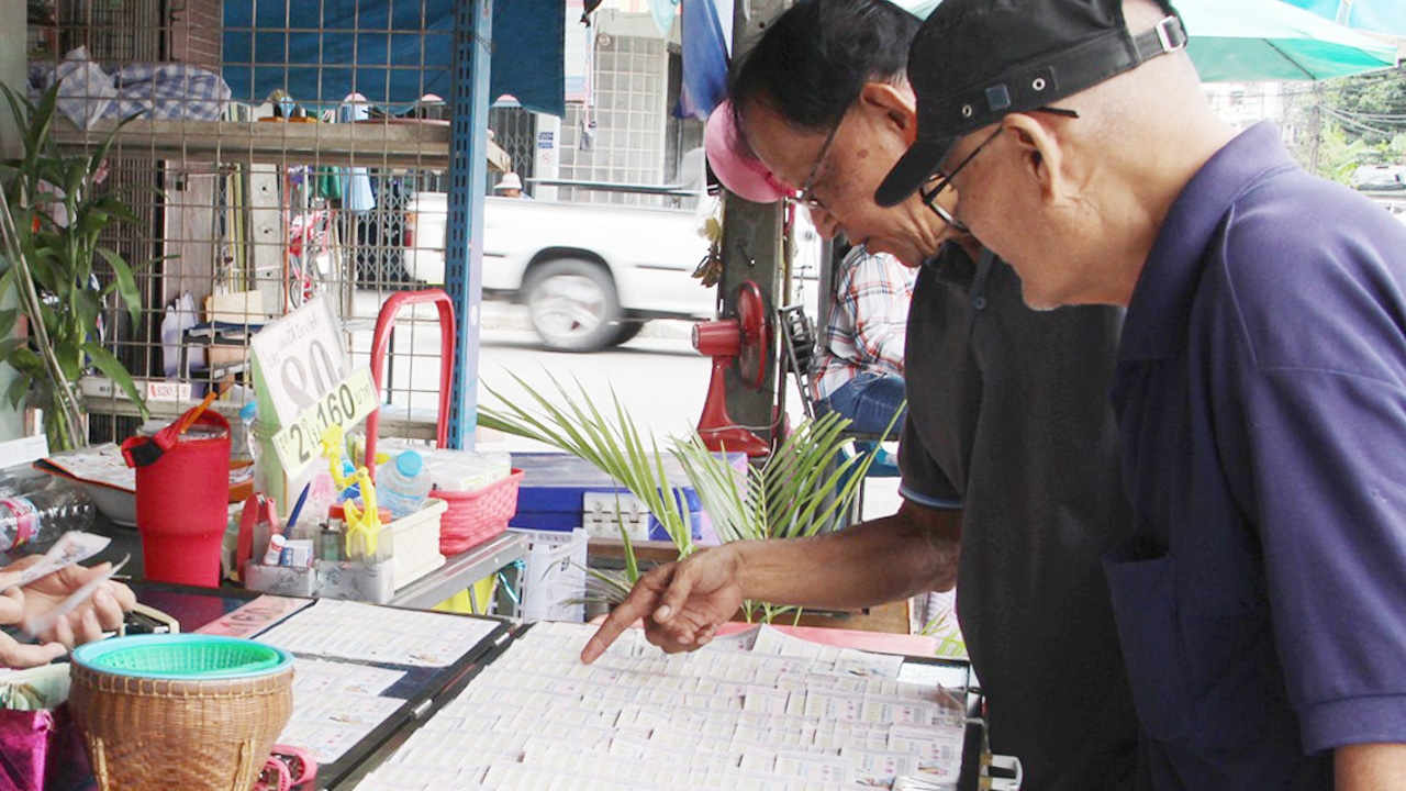 ตามหา "เลขเด็ด" ทั้งราชบุรี คอหวยไม่ทิ้งทะเบียนรถลุงตู่ เลขเบิ้ล 11 22